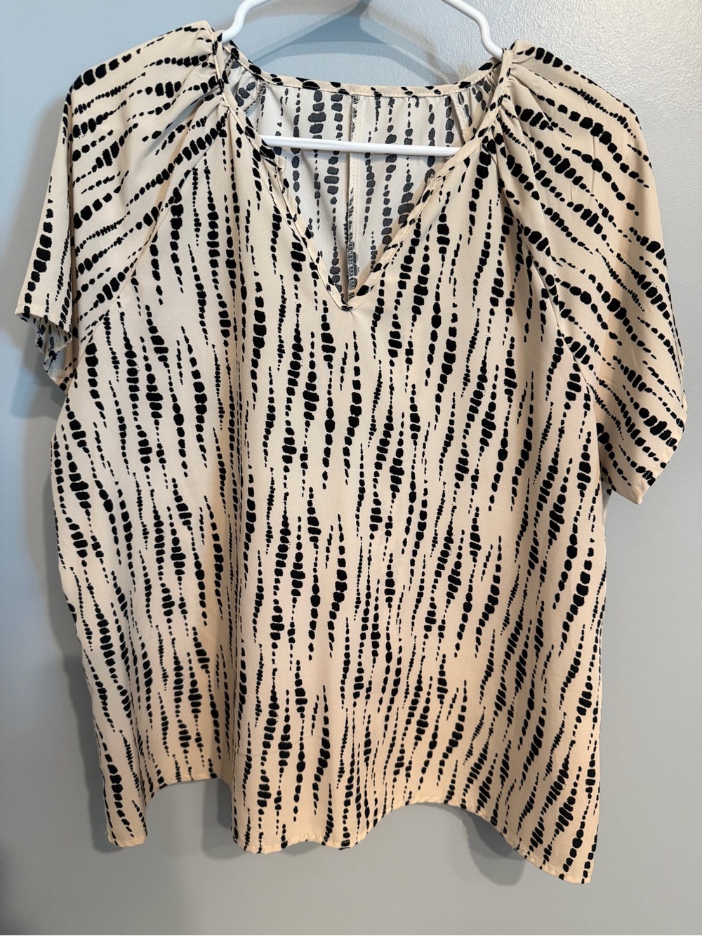 SHEIN Cream V-Neck Short Sleeve Top with Black Dot-Stripe Print